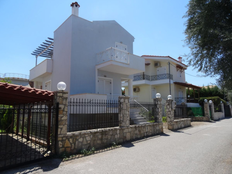 Maisonette, Akrata