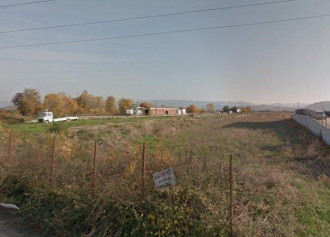 Δύο όμορα αγροτεμάχια, Τρίκαλα
